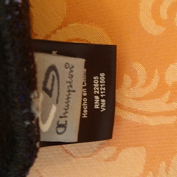 VGUC. Champion beanie that goes over the ears. - Picture 5 of 9